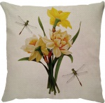 Capa para almofada com zíper invisível, feita em linhão crú com impressão na frente da flor Narciso e libélulas e verso liso. Tecido em Linhão 100% Poliéster. Dimensões da Capa: 45 cm X 45 cm. Não acompanha enchimento.