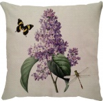 Capa para almofada com zíper invisível, feita em linhão crú com impressão na frente da flor lavanda e verso liso. Tecido em Linhão 100% Poliéster. Dimensões da Capa: 43 cm X 43 cm. Não acompanha enchimento.