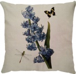 Capa para almofada com zíper invisível, feita em linhão crú com impressão na frente da flor Jacinto e verso liso. Tecido em Linhão 100% Poliéster. Dimensões da Capa: 43 cm X 43 cm. Não acompanha enchimento.