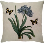 Capa para almofada com zíper invisível, feita em linhão crú com impressão na frente da flor Agapanto e borboletas e verso liso. Tecido em Linhão 100% Poliéster. Dimensões da Capa: 45 cm X 45 cm. Não acompanha enchimento.