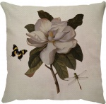 Capa para almofada com zíper invisível, feita em linhão crú com impressão na frente da flor Magnólia e borboletas e verso liso. Tecido em Linhão 100% Poliéster. Dimensões da Capa: 45 cm X 45 cm. Não acompanha enchimento.