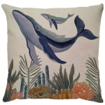 Capa para almofada com zíper invisível, feita em linhão crú com impressão na frente de baleia e verso liso. Tecido em Linhão 100% Poliéster. Dimensões da Capa: 43 cm X 43 cm. Não acompanha enchimento.