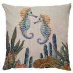 Capa para almofada com zíper invisível, feita em linhão crú com impressão na frente de Cavalo Marinho e verso liso. Tecido em Linhão 100% Poliéster. Dimensões da Capa: 43 cm X 43 cm. Não acompanha enchimento.