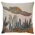 Capa para almofada com zíper invisível, feita em linhão crú com impressão na frente de tartaruga e verso liso. Tecido em Linhão 100% Poliéster. Dimensões da Capa: 43 cm X 43 cm. Não acompanha enchimento.