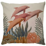 Capa para almofada com zíper invisível, feita em linhão crú com impressão na frente de golfinhos e verso liso. Tecido em Linhão 100% Poliéster. Dimensões da Capa: 43 cm X 43 cm. Não acompanha enchimento.