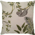 Capa para almofada com zíper invisível, feita em linhão crú com impressão na frente de floresta tropical com bicho preguiça e verso liso. Tecido em Linhão 100% Poliéster. Dimensões da Capa: 43 cm X 43 cm. Não acompanha enchimento.