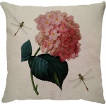 Capa para almofada com zíper invisível, feita em linhão crú com impressão na frente da flor hortênsia e verso liso. Tecido em Linhão 100% Poliéster. Dimensões da Capa: 43 cm X 43 cm. Não acompanha enchimento.