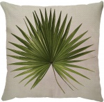 Capa para almofada com zíper invisível, feita em linhão crú com impressão na frente de uma folha Livistonia e verso liso. Tecido em Linhão 100% Poliéster. Dimensões da Capa: 45 cm X 45 cm. Não acompanha enchimento.