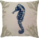 Capa para almofada com zíper invisível, feita em linhão crú com impressão na frente de Cavalo Marinho e verso liso. Tecido em Linhão 100% Poliéster. Dimensões da Capa: 43 cm X 43 cm. Não acompanha enchimento.