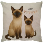 Capa para almofada com zíper invisível, feita em linhão crú com impressão na frente de Gato Siamês e verso liso. Tecido em Linhão 100% Poliéster. Dimensões da Capa: 43 cm X 43 cm. Não acompanha enchimento.