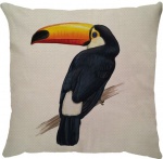 Capa para almofada com zíper invisível, feita em linhão crú com impressão na frente de um Tucano e verso liso. Tecido em Linhão 100% Poliéster. Dimensões da Capa: 45 cm X 45 cm. Não acompanha enchimento.