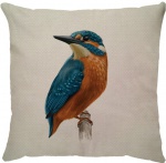 Capa para almofada com zíper invisível, feita em linhão crú com impressão na frente de um Sanhaço e verso liso. Tecido em Linhão 100% Poliéster. Dimensões da Capa: 45 cm X 45 cm. Não acompanha enchimento.