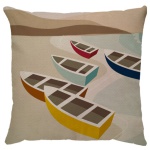 Capa para almofada com zíper invisível, feita em linhão crú com impressão na frente de canoas na praia e verso liso. Tecido em Linhão 100% Poliéster. Dimensões da Capa: 43 cm X 43 cm. Não acompanha enchimento.