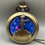Lindo relógio de bolso vintage em metal bronzeado cinzelado e ricamente embelezado com figura em relevo do Pequeno Príncipe, acompanha corrente. Funcionando.