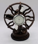 COLECIONISMO - Miniatura de relógio em formato de ventilado na cor marrom em metal. Medindo 8 x 5 cm.