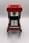 COLECIONISMO - Miniatura de relógio em formato de maquina de pipoca nas cores vermelha e prata. Funcionando, porém sem garantias futuras. Medindo 10 x 4,5 x 4,5 cm