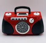 COLECIONISMO - Miniatura de relógio em formato de rádio nas cores preto e vermelho em metal. Medindo 6 x 3 cm.