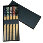 5 pares de hashis em bambu com cabos decorados com desenhos de dragões em diversas cores. Novos e na caixa original.