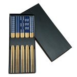 5 pares de hashis em bambu com cabos decorados com desenhos na cores azul e branco. Novos e na caixa original.