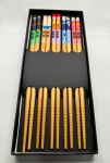 5 pares de hashis em bambu com cabos decorados com desenhos japoneses. Novos e na caixa original.