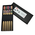 5 pares de hashis em bambu com cabos decorados com gueixas. Novos e na caixa original.