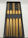 5 pares de hashis em bambu com cabos decorados na cor preta. Novos e na caixa original.