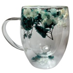 Caneca com alça de vidro com flores secas inseridas na parede dupla. Capacidade: 350 ml, Medindo 8 cm de diâmetro e 11 cm de altura.