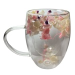 Caneca com alça de vidro com flores secas inseridas na parede dupla. Capacidade: 350 ml, Medindo 8 cm de diâmetro e 11 cm de altura.