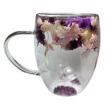 Caneca com alça de vidro com flores secas inseridas na parede dupla. Capacidade: 350 ml, Medindo 8 cm de diâmetro e 11 cm de altura.