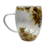 Caneca com alça de vidro com flores secas inseridas na parede dupla. Capacidade: 350 ml, Medindo 8 cm de diâmetro e 11 cm de altura.