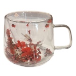 Caneca com alça de vidro borossilicato com flores secas inseridas na parede dupla. Capacidade: 200 ml. Medindo 8 cm de diâmetro e 8 cm de altura.