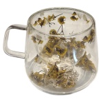 Caneca com alça de vidro borossilicato com flores secas inseridas na parede dupla. Capacidade: 200 ml. Medindo 8 cm de diâmetro e 8 cm de altura.