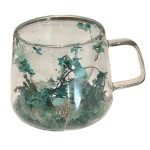 Caneca com alça de vidro borossilicato com flores secas inseridas na parede dupla. Capacidade: 200 ml. Medindo 8 cm de diâmetro e 8 cm de altura.