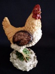 Escultura  em resina policromada representando galinha, com perfeição nos detalhes. Medindo 27 x 21 x 16 cm.