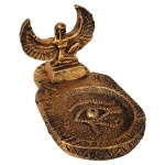Belo incensário representando  Deusa Egípcia Ísis,  confeccionado em resina com patina na cor ouro, com excelente acabamento, rico em detalhes.. Medidas: Altura: 6,5 cm. Largura: 7 cm. Comprimento: 13 cm.