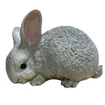 Escultura em resina representando coelho na cor cinza com os olhos azuis. Medidas Comprimento: 20 cm x Largura: 12 cm x Altura: 14 cm.