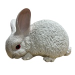Escultura em resina representando coelho na cor branca com os olhos vermelhos. Medidas Comprimento: 20 cm x Largura: 12 cm x Altura: 14 cm.