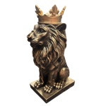 Escultura em resina representando leão com coroa na cor dourado, com perfeição nos detalhes. Medindo 11 cm de comprimento, 7 cm de largura e 22 cm de altura. Peso aproximado de 800 gramas.