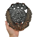 Placa de parede com gancho representando águia chinesa em resina com excelente acabamento, rica em detalhes, com patina na cor ouro velho, detalhes prata e bronze. Confeccionado de modo semi-artesanal. Medidas: Altura: 21 cm. Largura: 19 cm. Comprimento: 1,5 cm.