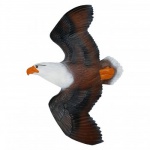 Águia em resina com riqueza de detalhes policromada. Medindo 37, 5 cm de altura x 27,5 cm de comprimento. Possui alça para ser pendurado na parede.