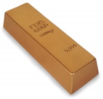 Barra de ouro confeccionada em resina na cor dourada para decorar o seu ambiente ou ser usada como peso de papel. Medidas: Altura: 3,5 cm. Largura: 5,5 cm. Comprimento: 16,5 cm.