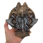 Placa de parede com gancho representando guerreiro viking em resina com excelente acabamento, rica em detalhes, com patina na cor ouro velho, detalhes prata e bronze. Confeccionado de modo semi-artesanal. Medidas: Altura: 19,5 cm. Largura: 17 cm. Comprimento: 1,5 cm.