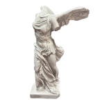 Escultura grega em resina, representando Vitória de Samotrácia, também conhecida como Nike de Samotrácia, na cor branco marmorizado, com perfeição nos detalhes. Medindo 14 cm de comprimento, 13 cm de largura e 23 cm de altura. Peso aproximado de 800 gramas.