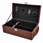 Maleta porta vinho em courino marrom com capacidade para 02 garrafas e acessórios. Nunca utilizada. Dimensões: 36.50cm x 20.00cm x 12.00cm. Peso:1.17Kg.