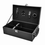 Maleta porta vinho em courino preto com capacidade para 02 garrafas e acessórios. Nunca utilizada. Dimensões: 36.50cm x 20.00cm x 12.00cm. Peso:1.17Kg.