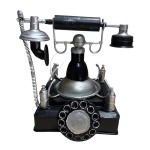 Peça decorativa representando telefone retrô em estilo vintage. Produzido em metal na cor preta e detalhes prata. Uso apenas decorativo. Medidas: Altura 18 cm x Largura 19 cm x Profundidade 16 cm.