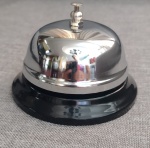 Campainha de mesa metalizada na cor prata.