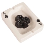 Cinzeiro em cerâmica representando carta com naipe de paus. Sem Uso. Dimensões: Altura 3,5 cm x Largura 10,5 cm x Comprimento 13,5 cm.