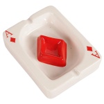Cinzeiro em cerâmica representando carta com naipe de ouros. Sem Uso. Dimensões: Altura 3,5 cm x Largura 10,5 cm x Comprimento 13,5 cm.