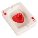 Cinzeiro em cerâmica representando carta com naipe de copas. Sem Uso. Dimensões: Altura 3,5 cm x Largura 10,5 cm x Comprimento 13,5 cm.